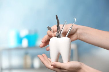 Diş hekimi şeklinde diş fırçası tutucu Kliniği, portre profesyonel aracı koyarak