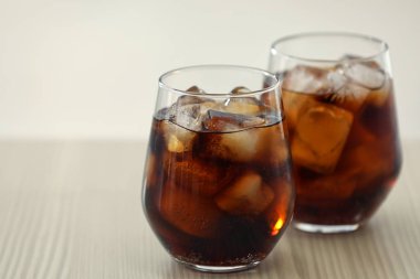 Tablo arka plan bulanık karşı buza cola bardak
