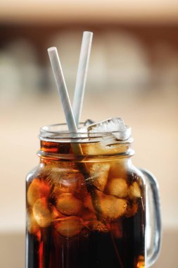 Arka plan bulanık karşı buzlu cola Mason kavanoz