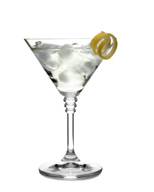 Klasik martini buz küpleri ve beyaz zemin üzerine limon kabuğu kokteyl bardak