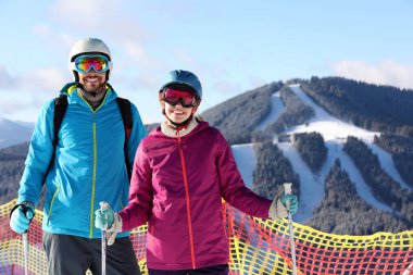 Çift dağ kayak merkezi kış tatili harcama. Metin için yer