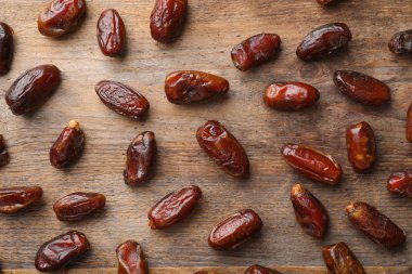 Ahşap arka plan üzerinde tarihleri ile düz yatıyordu kompozisyon. Kurutulmuş meyve sağlıklı çerez olarak