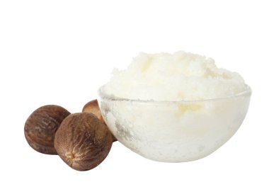 Shea yağı kase ve üzerinde beyaz izole fındık