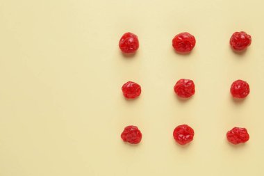 Kiraz renk arka plan, metin için yer üzerinde düz yatıyordu bileşimi. Kurutulmuş meyve sağlıklı çerez olarak