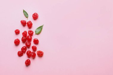 Kiraz renk arka plan, metin için yer ile üstten görünüm üzerinde. Kurutulmuş meyve sağlıklı çerez olarak