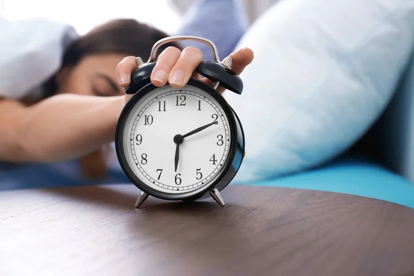 Una Mujer Joven Apagando Despertador Por Mañana Hora Dormir —  Fotos de Stock