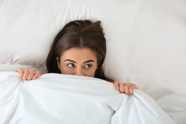 Mujer Joven Acostada Debajo Una Manta Vista Superior Hora Dormir —  Fotos de Stock