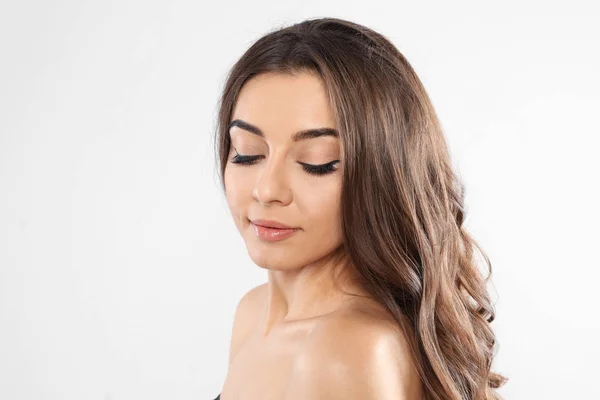 Mulher Bonita Com Cabelo Ondulado Brilhante Fundo Branco — Fotografia de Stock