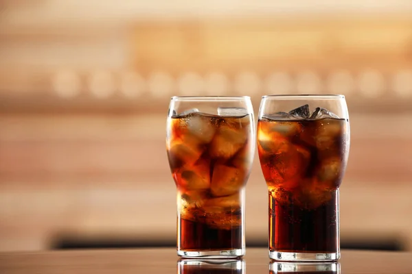 Cola Gläser Mit Eis Auf Dem Tisch Vor Verschwommenem Hintergrund — Stockfoto