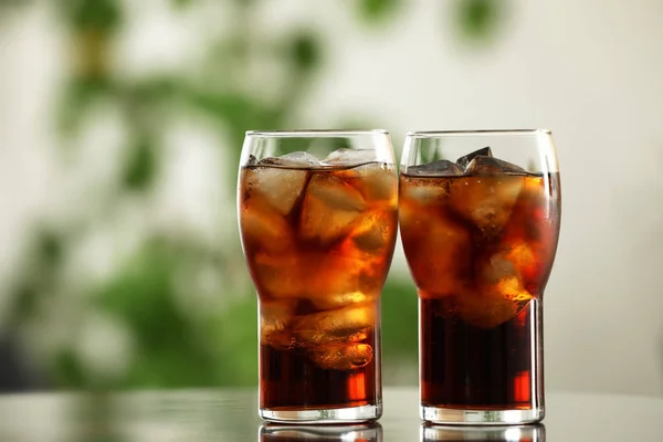 Vasos Cola Con Hielo Sobre Mesa Sobre Fondo Borroso —  Fotos de Stock