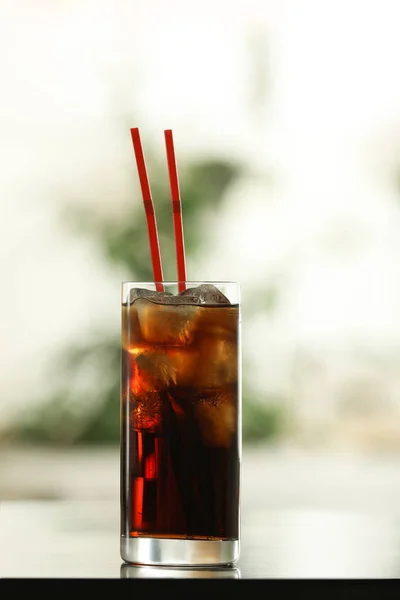 Tablo Arka Plan Bulanık Karşı Buza Cola Bardak — Stok fotoğraf