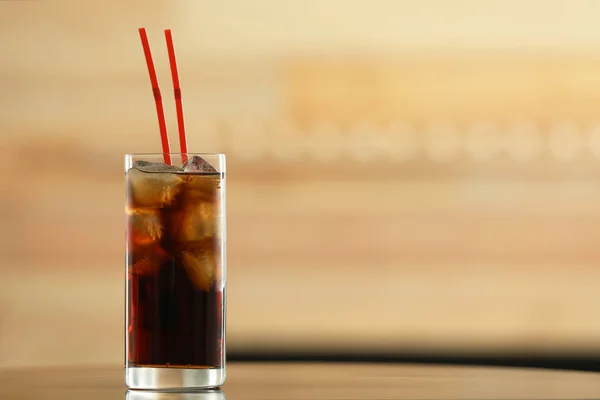 Vaso Cola Con Hielo Sobre Mesa Sobre Fondo Borroso Espacio — Foto de Stock