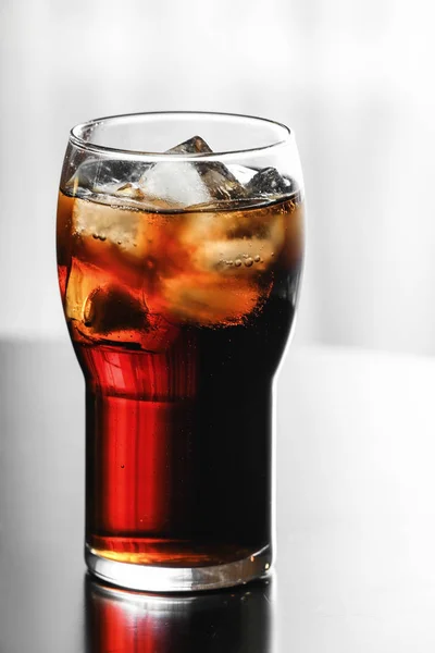 Glas Cola Mit Eis Auf Dem Tisch Vor Verschwommenem Hintergrund — Stockfoto