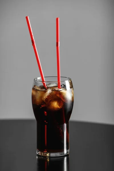 Vaso Cola Con Hielo Sobre Mesa Sobre Fondo Gris — Foto de Stock