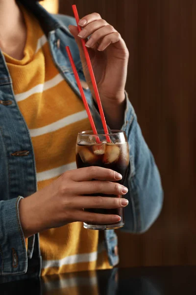 Donna Che Tiene Bicchiere Cola Con Ghiaccio Sullo Sfondo Sfocato — Foto Stock