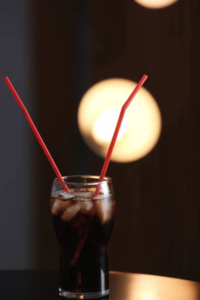 Vaso Cola Con Hielo Sobre Mesa Sobre Fondo Borroso — Foto de Stock