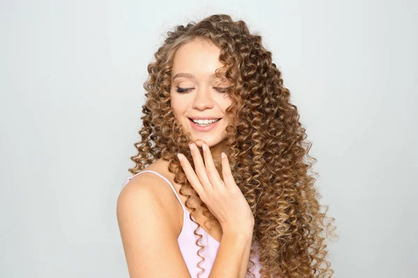 Retrato Bela Jovem Com Cabelo Ondulado Brilhante Fundo Cor — Fotografia de Stock