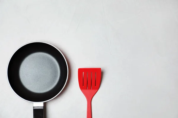Плоска Композиція Чистим Посудом Кухонним Посудом Простором Тексту Світлому Фоні — стокове фото