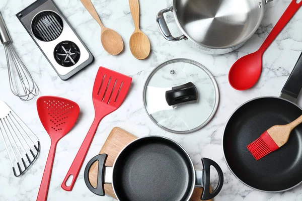 Composición Plana Con Utensilios Cocina Limpios Sobre Fondo Mármol —  Fotos de Stock