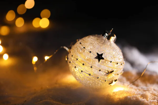 Bola Natal Luzes Fadas Neve Branca Livre Espaço Para Texto — Fotografia de Stock