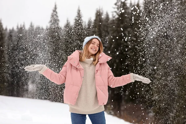 Joyeux Jeune Femme Vêtements Chauds Extérieur Vacances Hiver — Photo