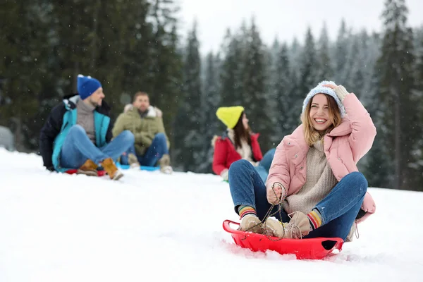 Grupo Amigos Caminhando Perto Floresta Nevada Férias Inverno — Fotografia de Stock