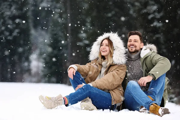 Jovem Mulher Floresta Coníferas Dia Nevado Férias Inverno — Fotografia de Stock