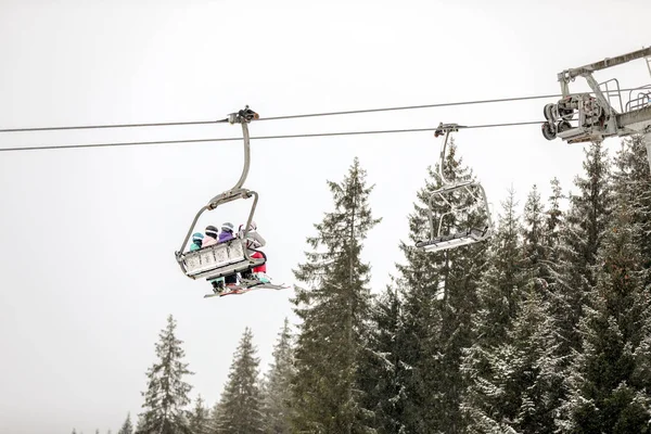 Mensen Die Skilift Mountain Resort Gebruiken Winter Vakantie — Stockfoto