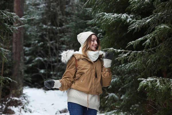 Ung Kvinna Barrträd Skogen Snöig Dag Vintersemester — Stockfoto