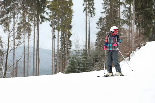 リゾートには テキスト用のスペースで斜面のスキーヤー 冬の休暇 — ストック写真