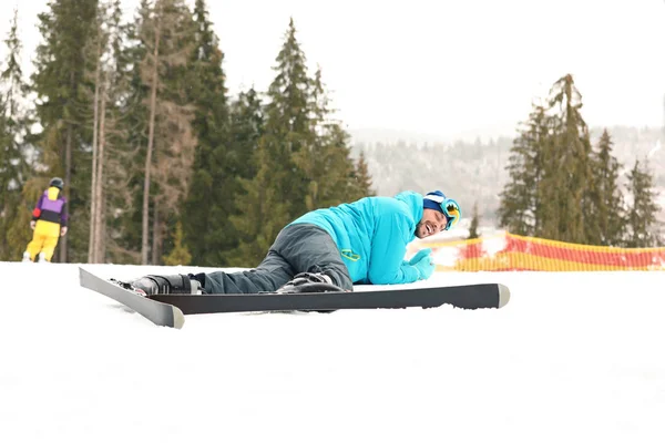 Esquiador Torpe Pendiente Estación Vacaciones Invierno — Foto de Stock