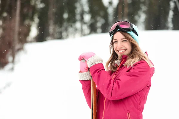 Skieuse Sur Piste Station Espace Pour Texte Vacances Hiver — Photo