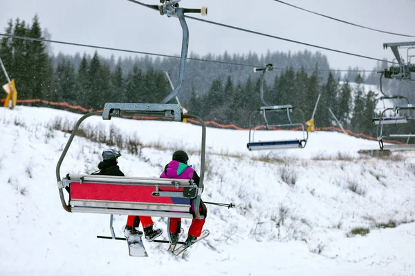 Wyciąg Krzesełkowy Ludźmi Ośrodku Narciarskim Ferie Zimowe — Zdjęcie stockowe