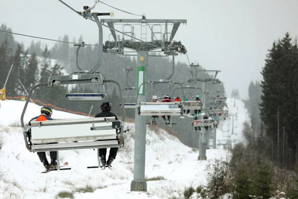 Elevador Cadeiras Com Pessoas Estação Esqui Férias Inverno — Fotografia de Stock
