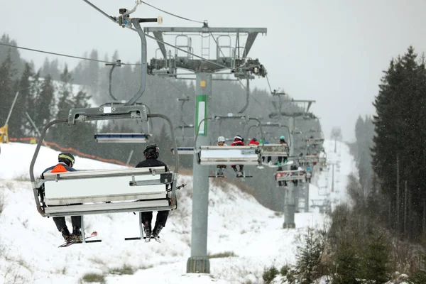 Stoeltjeslift Met Mensen Skiresort Wintervakantie — Stockfoto