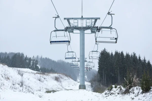 Stoeltjeslift Met Mensen Skiresort Wintervakantie — Stockfoto