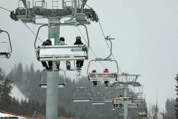 Stoeltjeslift Met Mensen Skiresort Wintervakantie — Stockfoto