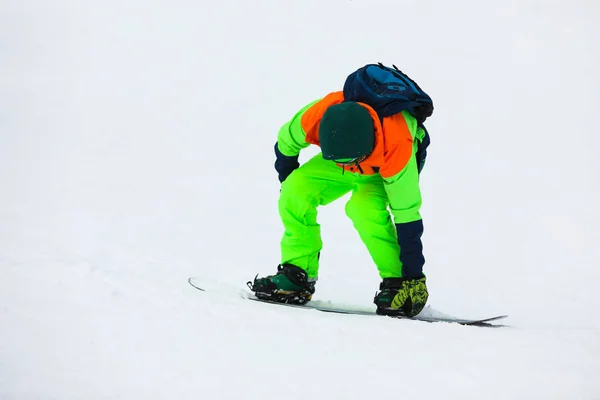 Snowboarder Declive Resort Férias Inverno — Fotografia de Stock