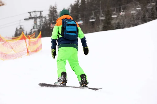 Snowboarder Pendiente Resort Vacaciones Invierno —  Fotos de Stock