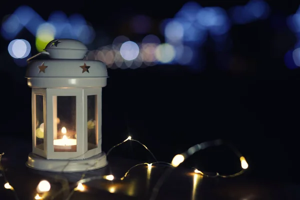 Laterne Und Weihnachtsbeleuchtung Auf Holzgeländer Freien Vor Verschwommenem Hintergrund Platz — Stockfoto