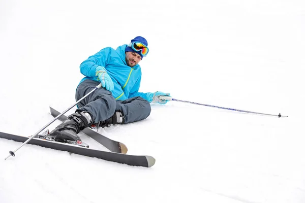 Lyckliga Par Med Skidutrustning Som Sitter Snowy Hill Bergen Utrymme — Stockfoto