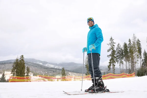 Lyckliga Par Med Skidutrustning Som Sitter Snowy Hill Bergen Utrymme — Stockfoto