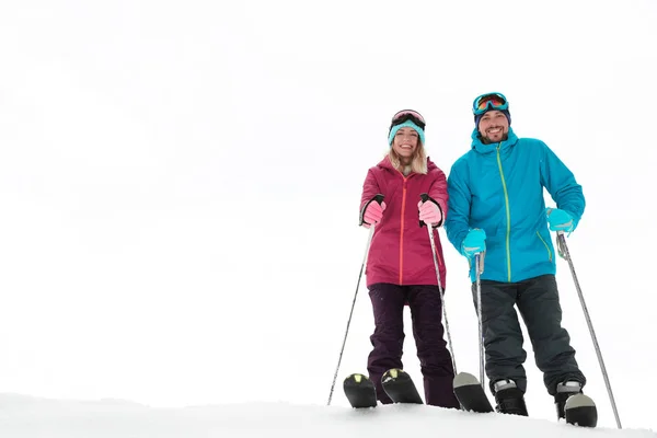 Счастливая Пара Лыжным Снаряжением Сидящая Снежном Холме Горах Место Текста — стоковое фото