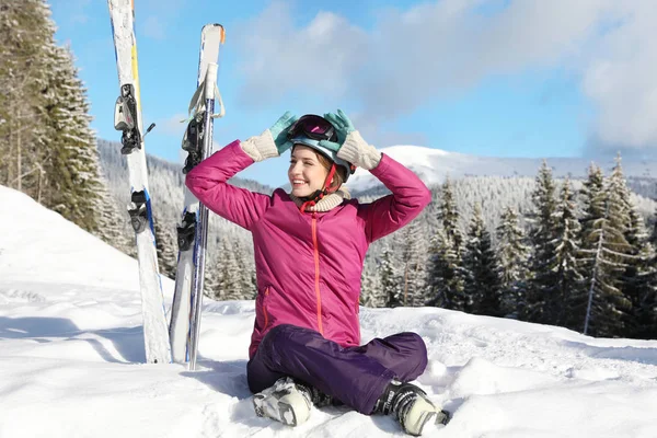 Joyeux Jeune Femme Avec Équipement Ski Assis Sur Neige Dans — Photo