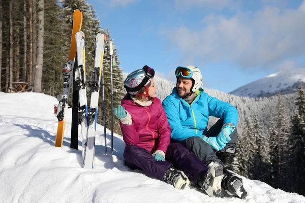 Happy Couple Ski Equipment Sitting Snow Mountains Winter Vacation — Stock Photo, Image