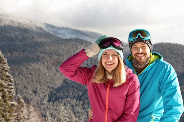 Casal Feliz Passar Férias Inverno Nas Montanhas — Fotografia de Stock