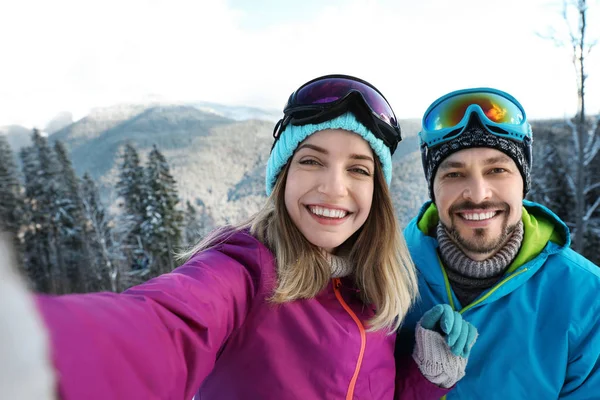 Casal Feliz Tomando Selfie Durante Férias Inverno Nas Montanhas — Fotografia de Stock