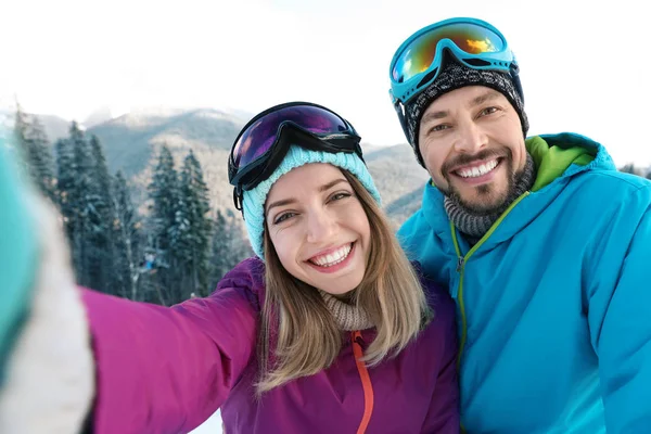 Casal Feliz Tomando Selfie Durante Férias Inverno Nas Montanhas — Fotografia de Stock