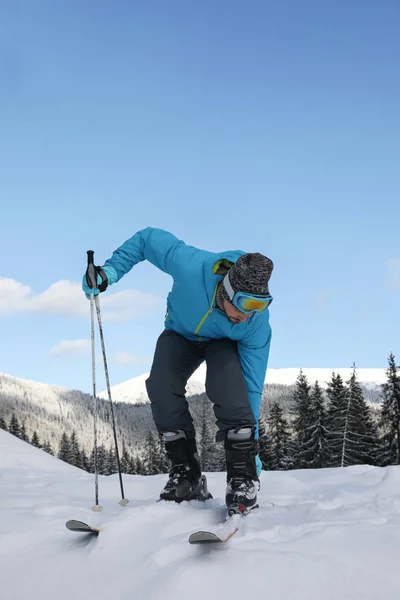 Casal Feliz Com Equipamento Esqui Sentado Colina Nevada Montanhas Espaço — Fotografia de Stock