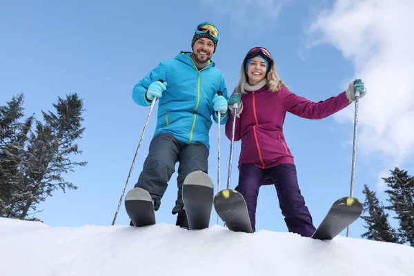 Pareja Feliz Con Equipo Esquí Aire Libre Vista Desde Abajo — Foto de Stock